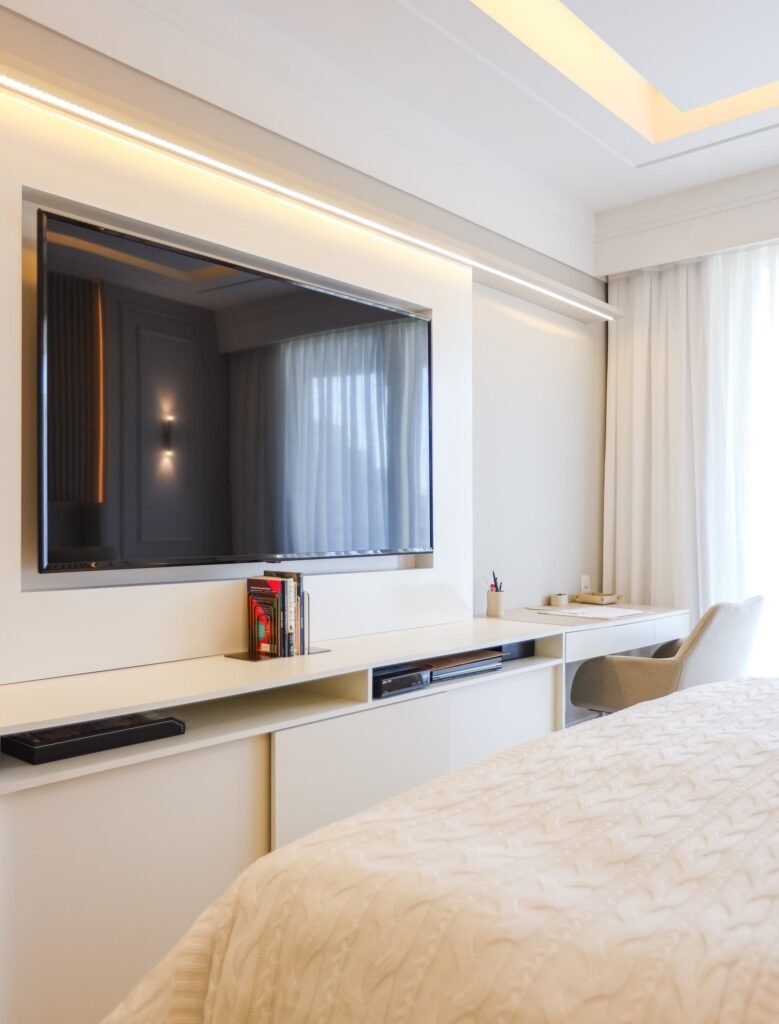 Quarto planejado com marcenaria sob medida e soluções personalizadas para organização e conforto.