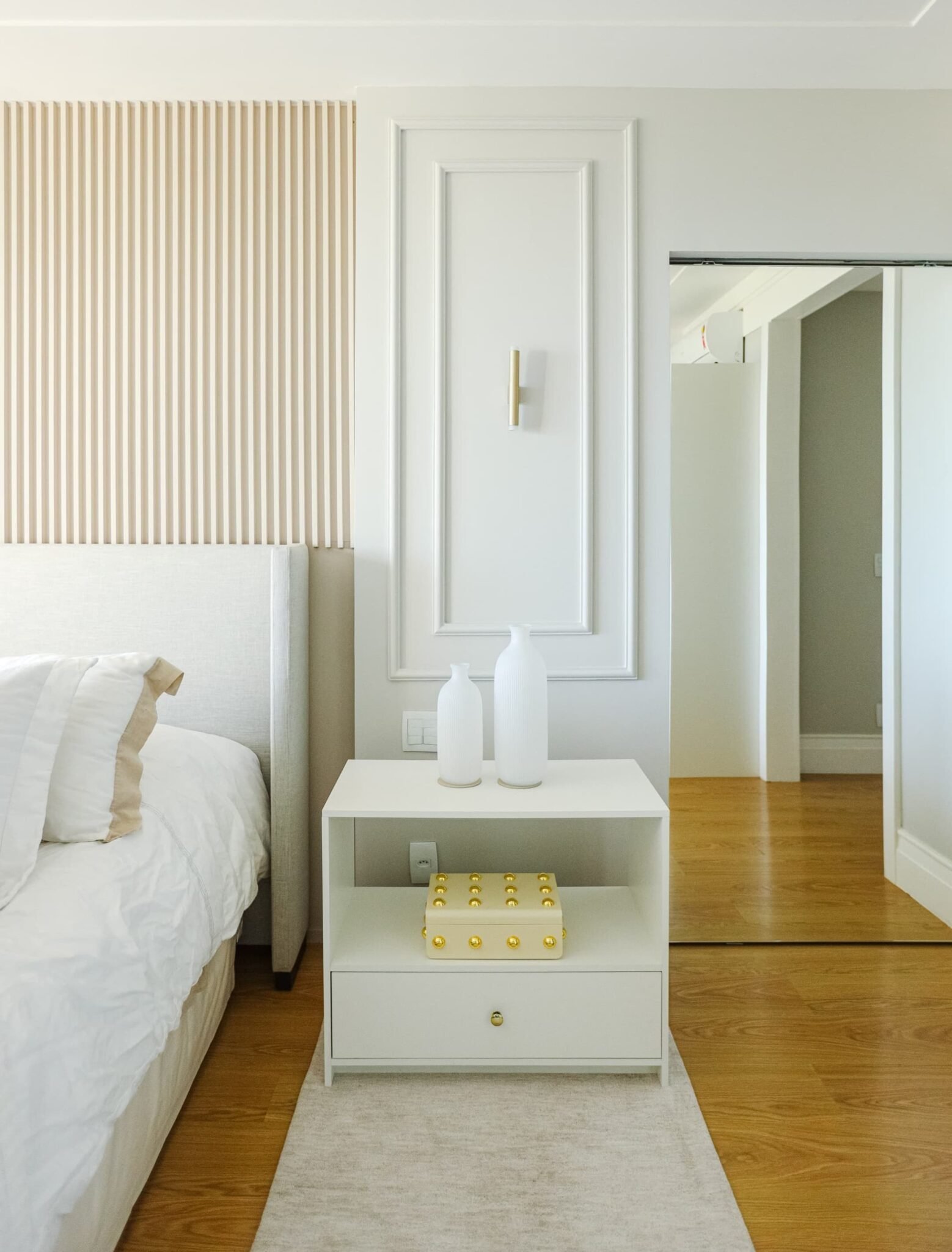 Quarto com marcenaria planejada de alto padrão
