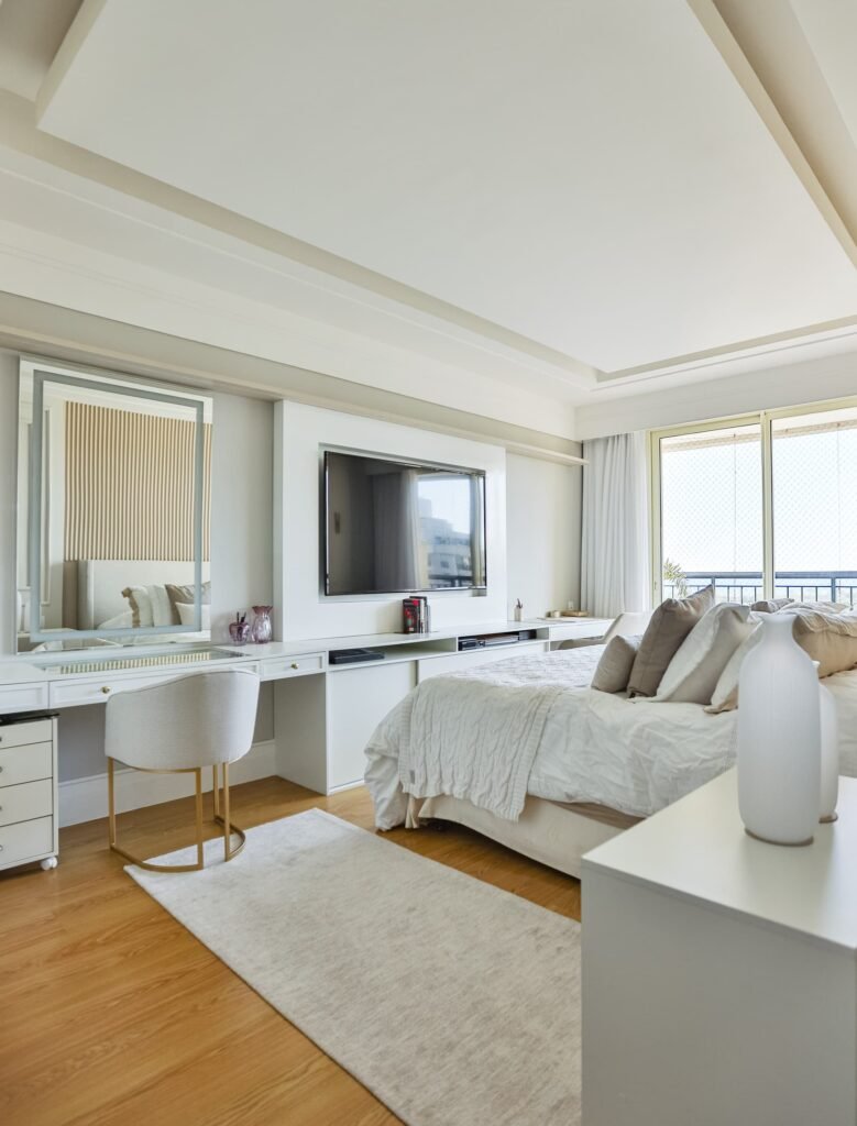 Quarto planejado com vista para painel de TV sob medida e marcenaria de alto padrão.