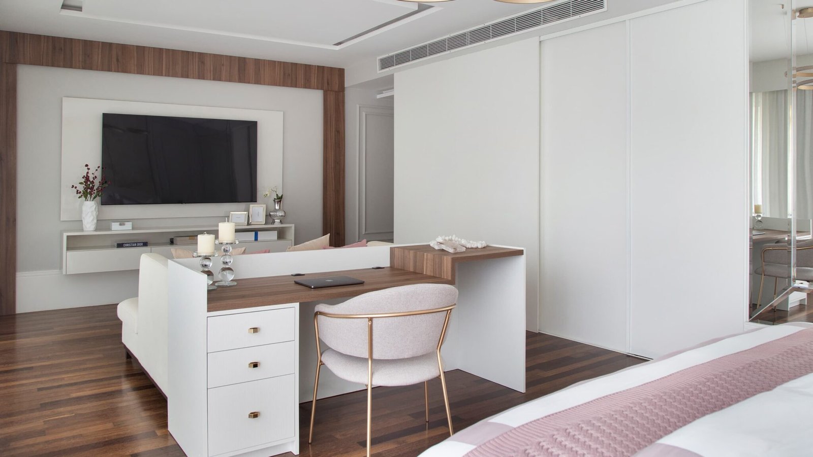 Home 5 Gavetas e cadeira em ambiente de quarto planejado Copiar ALT