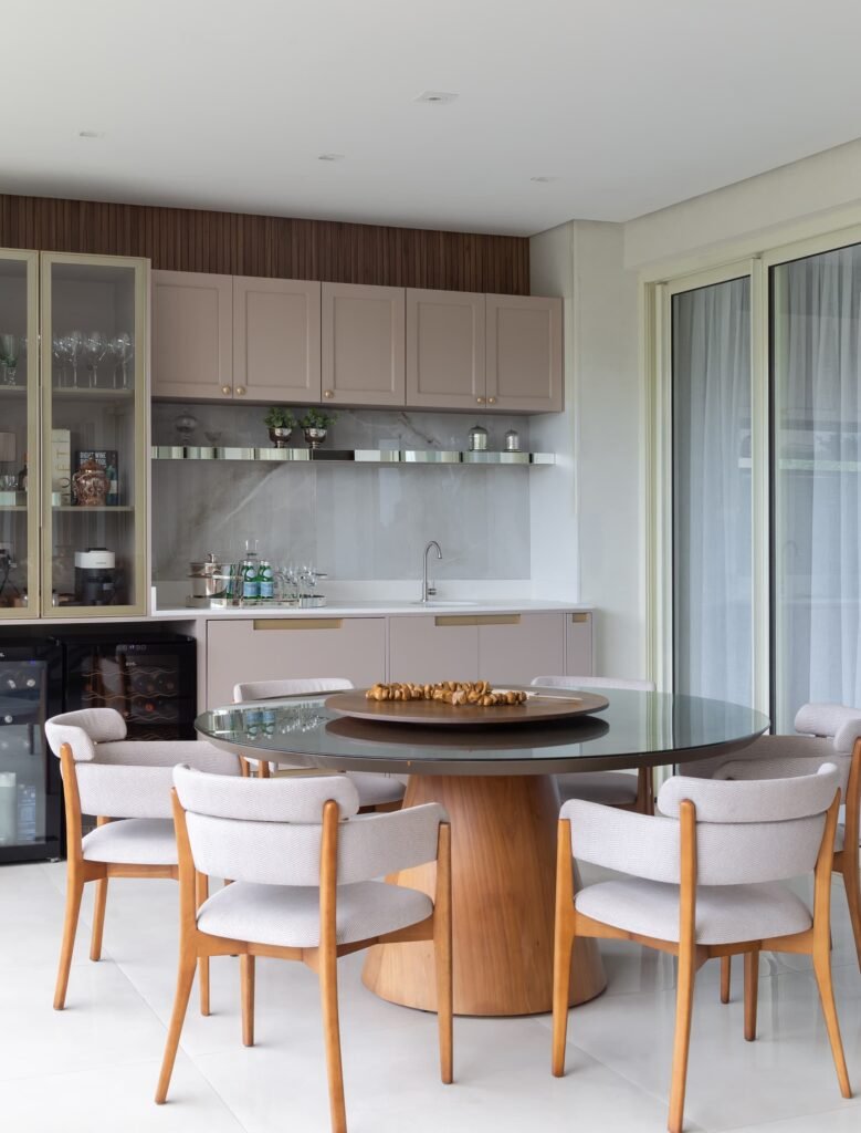 Sala de jantar e espaço gourmet com projeto de interiores personalizado, marcenaria sob medida e acabamentos sofisticados.