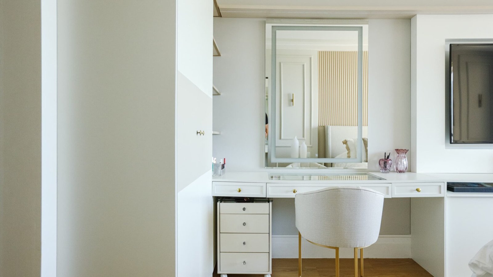 Home 7 Espelho com móvel de gavetas e cadeira em quarto planejado